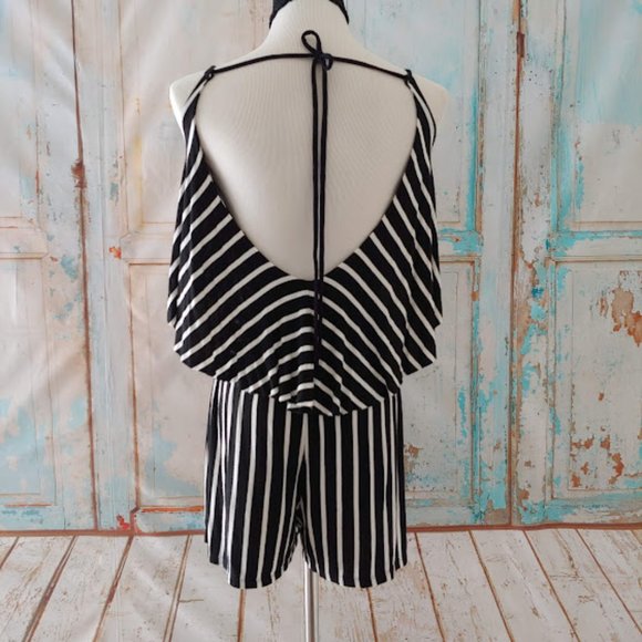 Arden B short romper w adjustable drawstring /size S or M / black & white - Picture 3 of 6